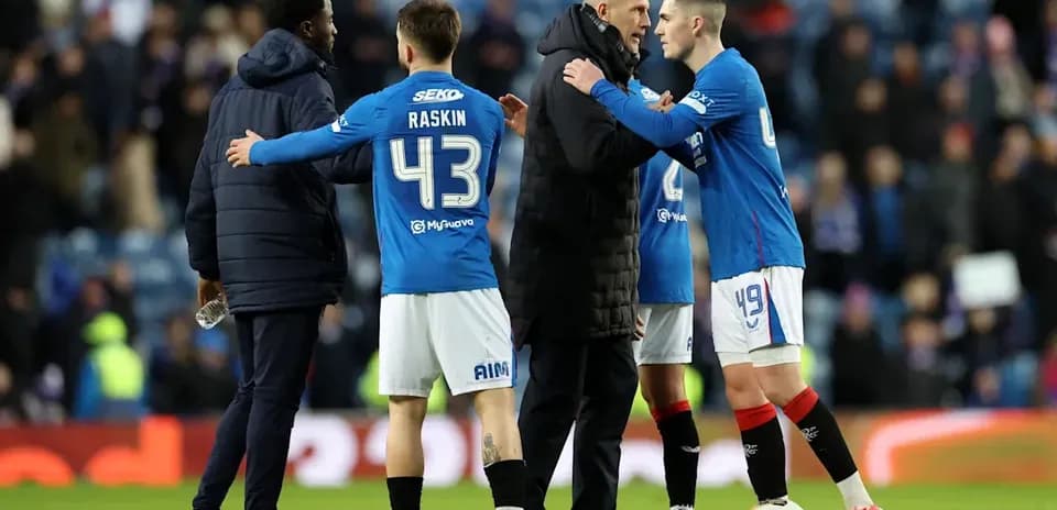 Jugadores del Rangers interactuando con el entrenador