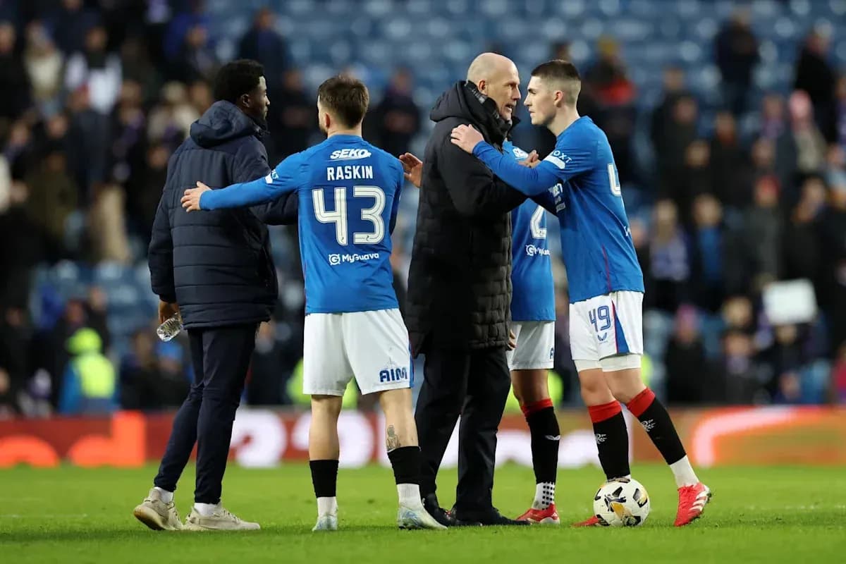 Jugadores del Rangers interactuando con el entrenador