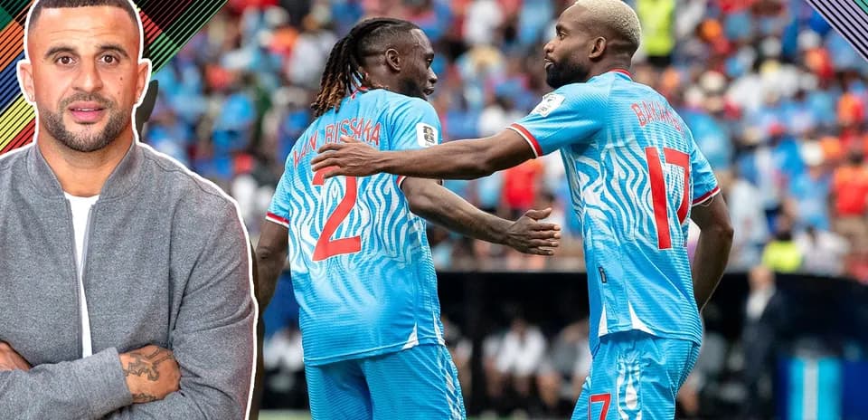 Jugadores celebrando un gol en el campo