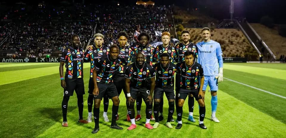 Equipo del Oakland Roots en el campo