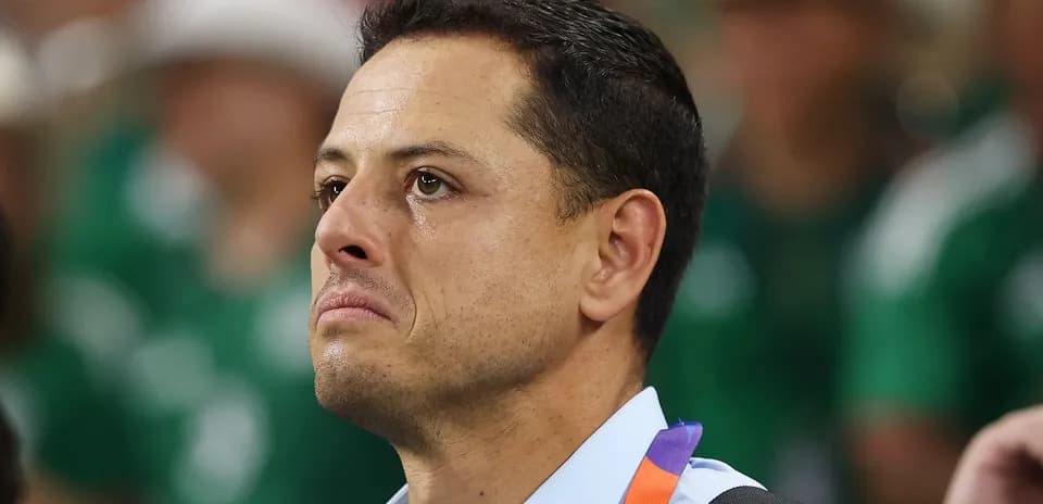 Jugador con expresión seria en un evento deportivo