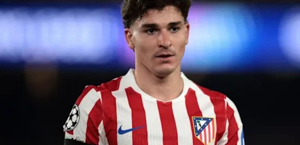 Jugador de Atlético de Madrid con camiseta roja y blanca