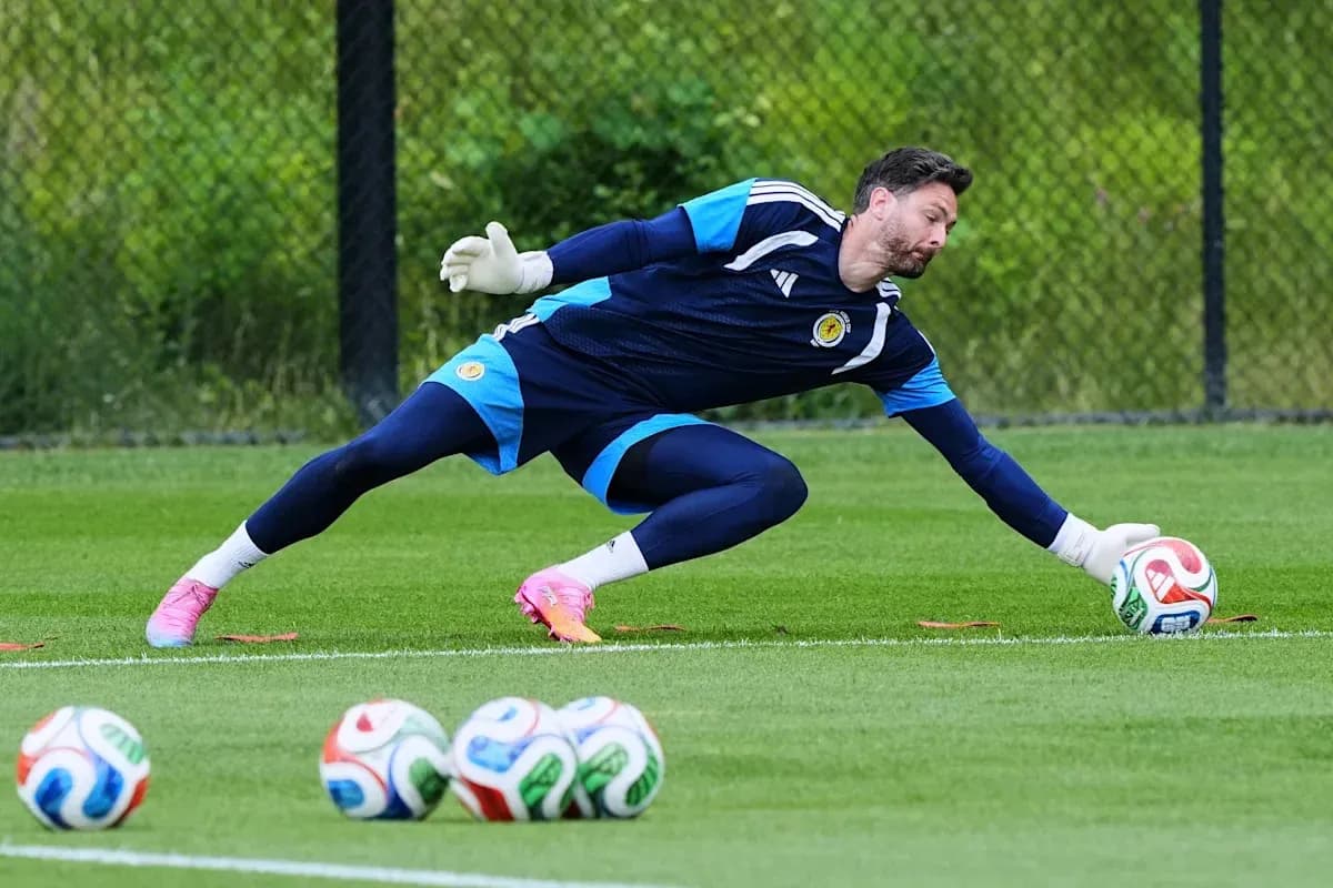 Portero entrenando en el campo de fútbol