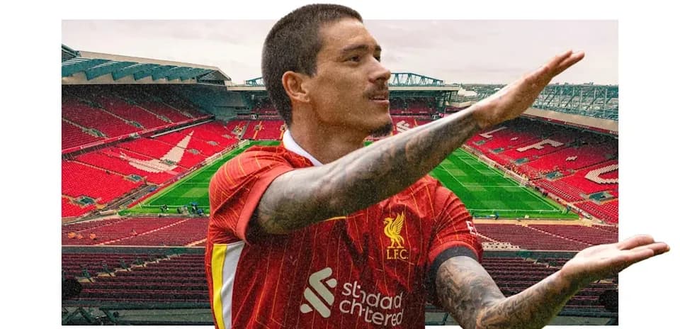 Jugador de Liverpool en Anfield señalando al campo