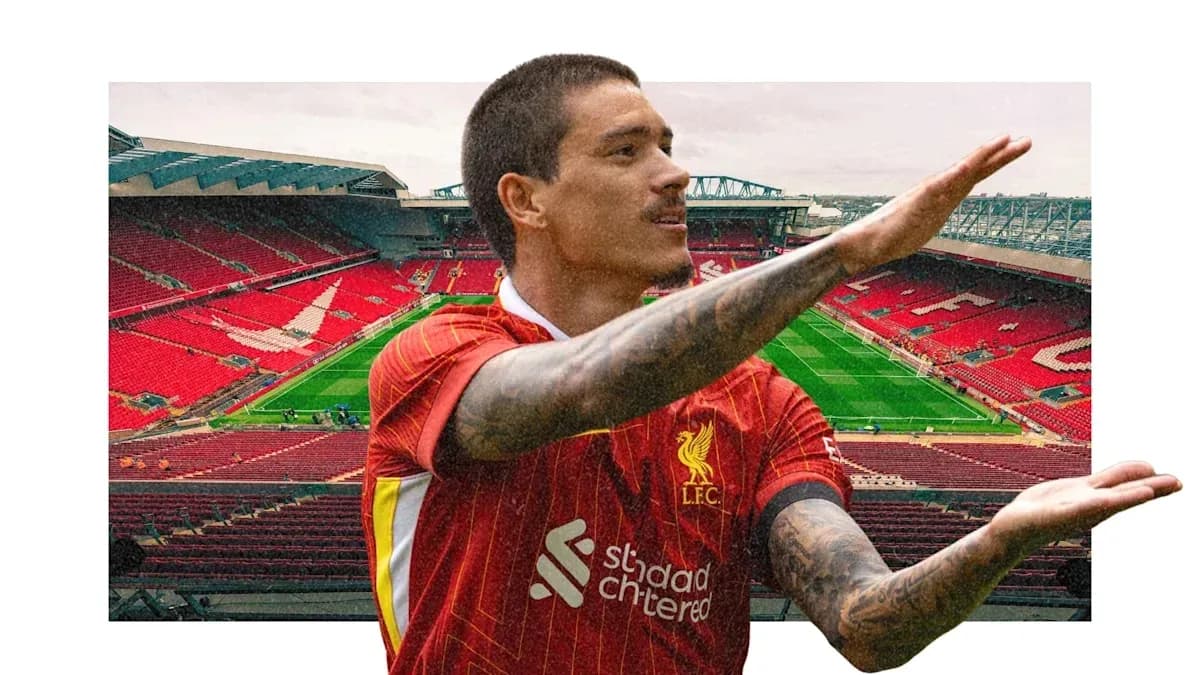 Jugador de Liverpool en Anfield señalando al campo