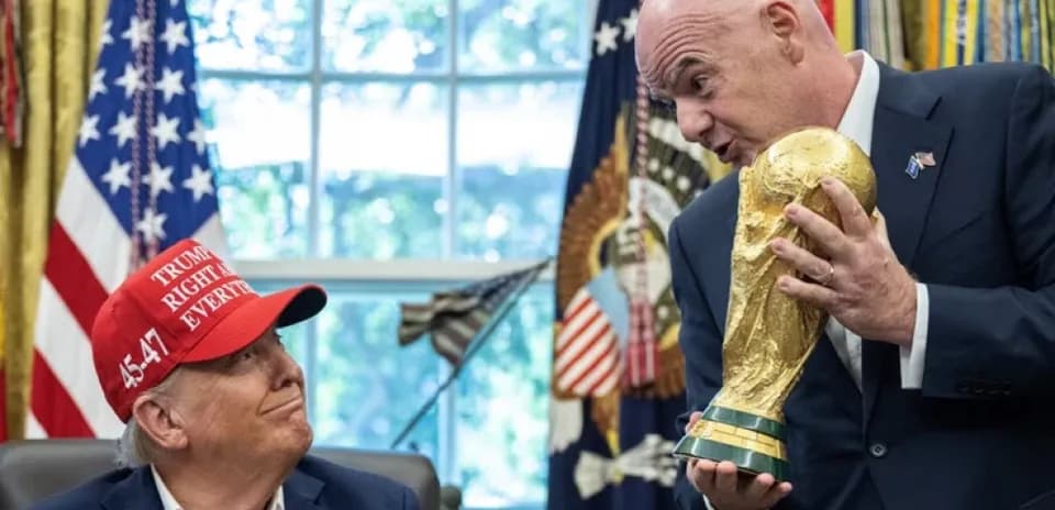 Hombre sosteniendo trofeo de la Copa del Mundo