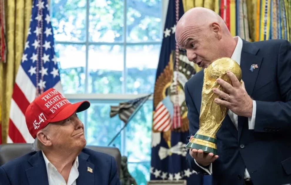 Hombre sosteniendo trofeo de la Copa del Mundo