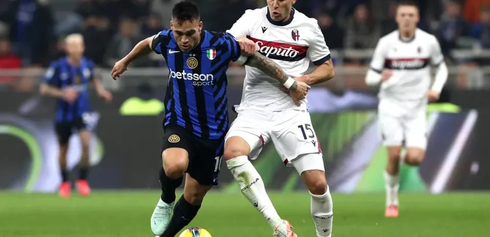 Lautaro Martínez luchando por el balón con defensa