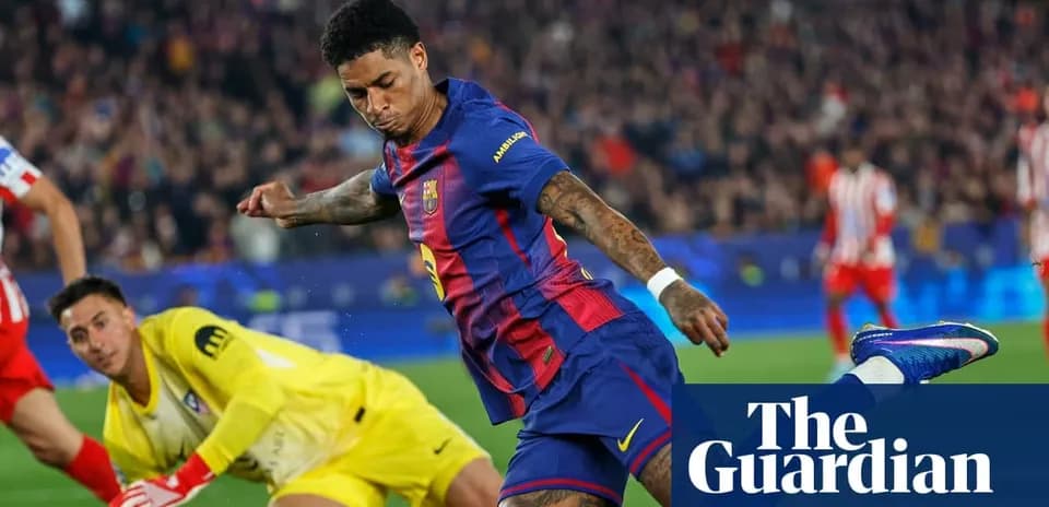 Jugador del Barcelona disparando a puerta contra el portero