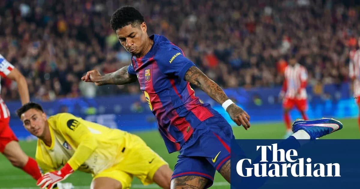 Jugador del Barcelona disparando a puerta contra el portero