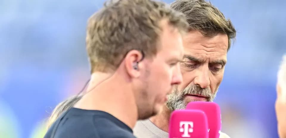 Dos comentaristas en un programa de televisión deportivo