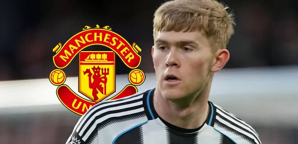 Jugador de Newcastle con logo de Manchester United detrás
