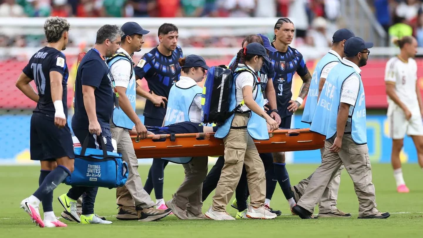 Equipo médico transportando a un jugador en camilla