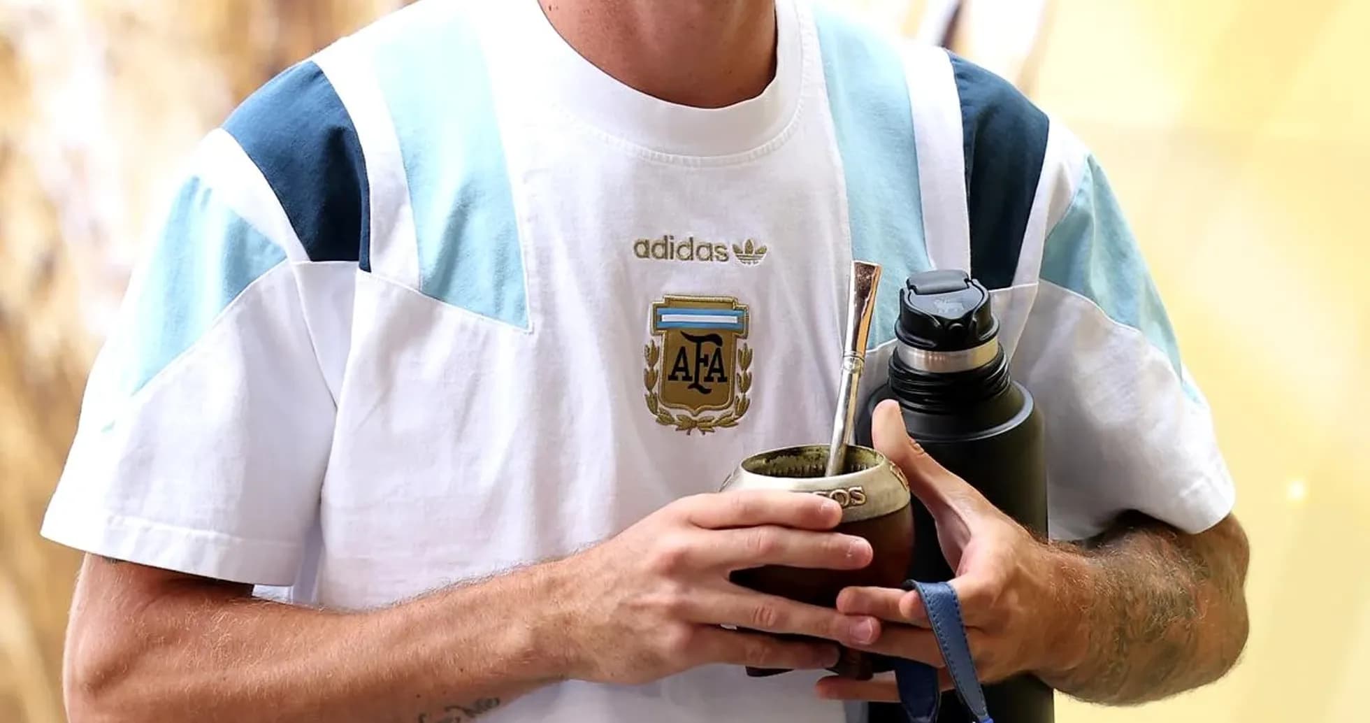 Jugador sosteniendo mate y botella en evento