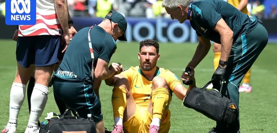 Jugador siendo atendido por el personal médico en el campo