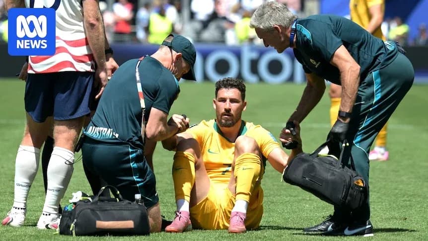 Jugador siendo atendido por el personal médico en el campo