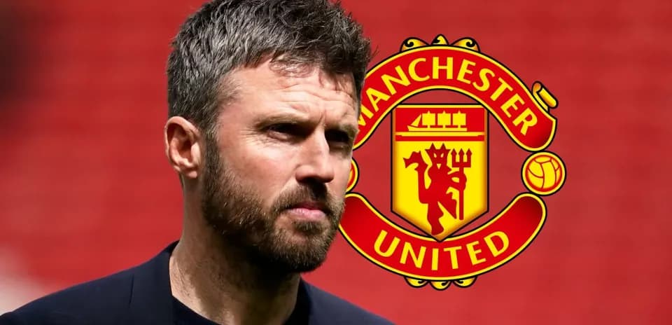 Entrenador con logo de Manchester United de fondo