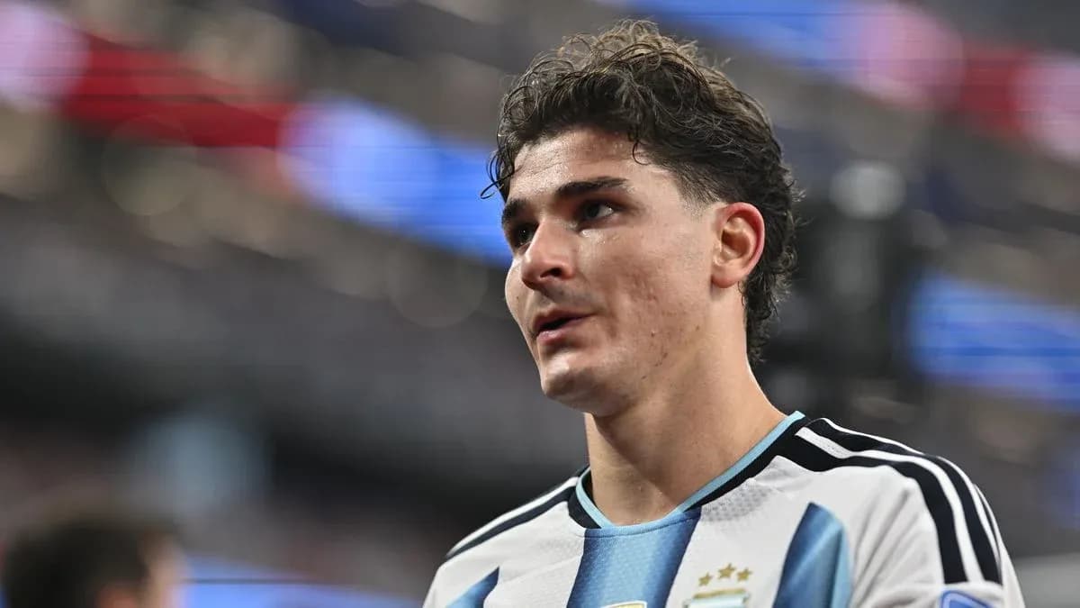 Jugador de Argentina durante un partido de fútbol