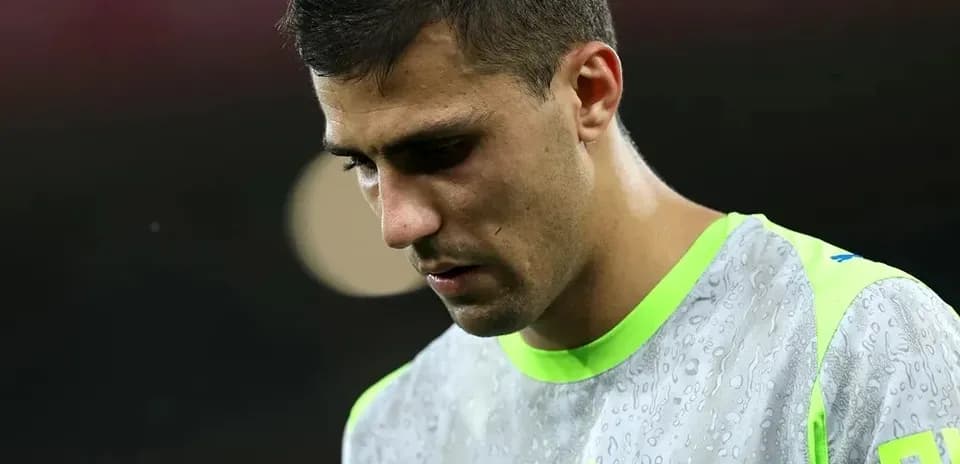 Jugador con camiseta de entrenamiento, mirando hacia abajo