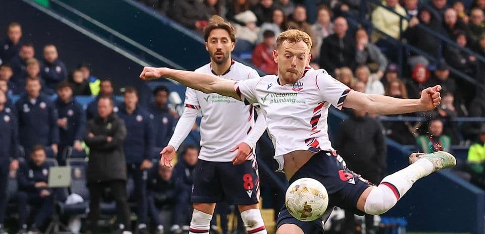 Jugador de Bolton haciendo un pase durante el partido