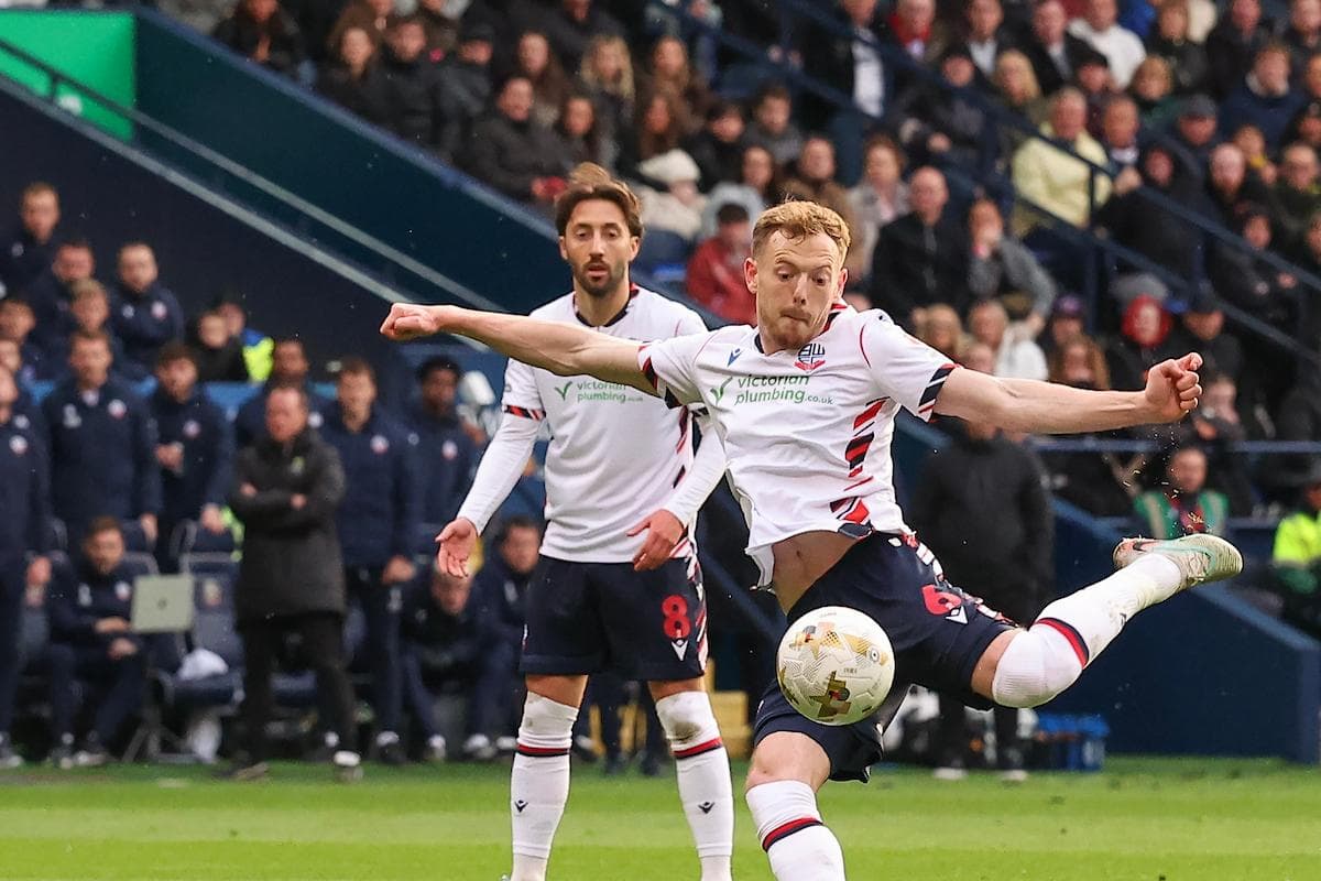 Jugador de Bolton haciendo un pase durante el partido