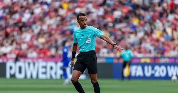 Árbitro dirigiendo el juego en un partido de fútbol