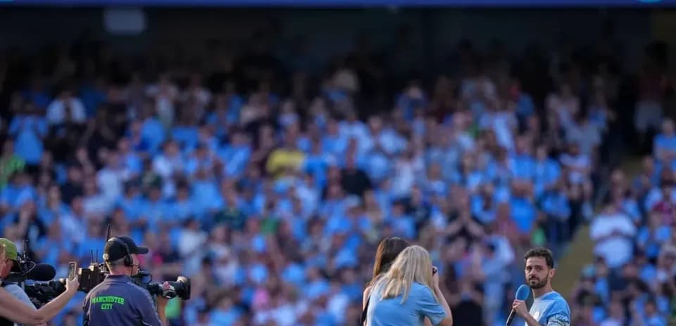 Bernardo Silva hablando ante la afición en el estadio