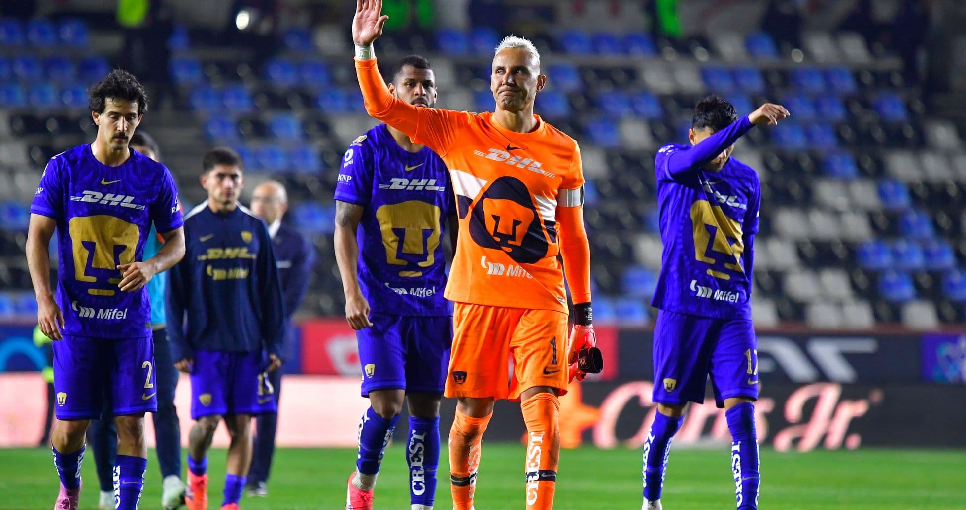 Jugadores de Pumas saludando a la afición