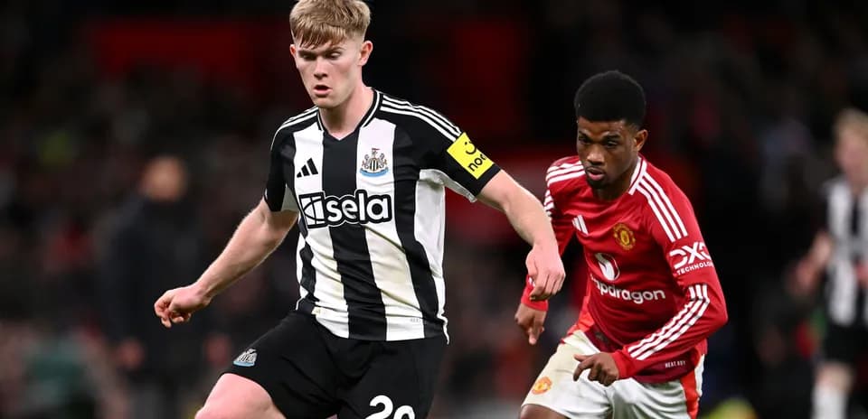 Jugador de Newcastle driblando en partido contra Manchester United