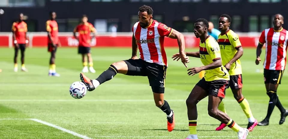 Jugador de Brentford despejando el balón durante entrenamiento