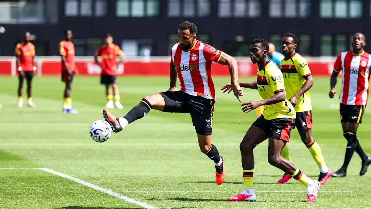 Jugador de Brentford despejando el balón durante entrenamiento