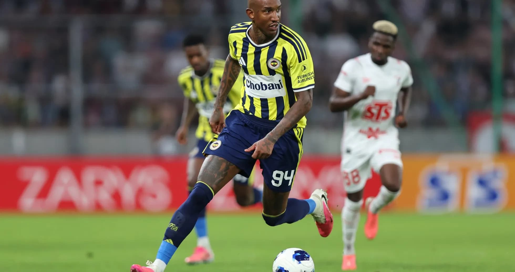 Jugador de Fenerbahçe corriendo con el balón