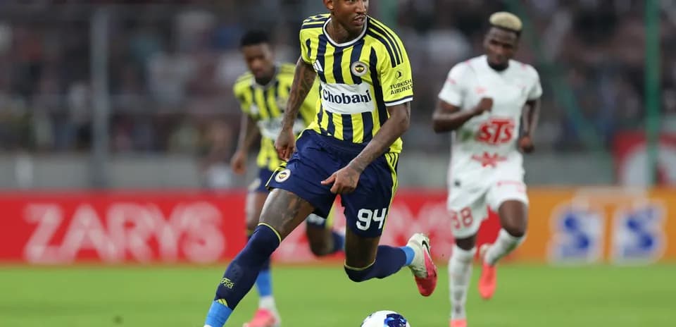 Jugador de Fenerbahçe corriendo con el balón