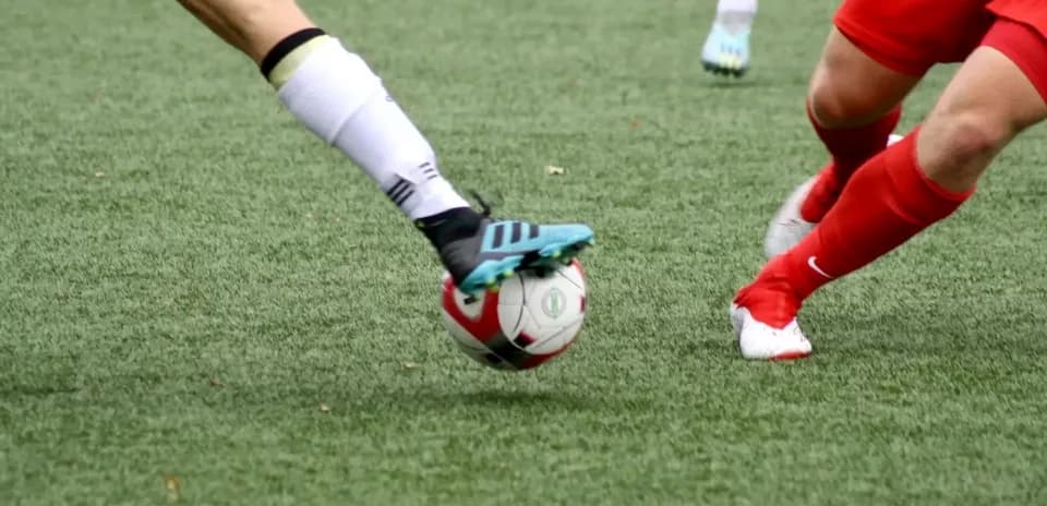 Jugadora de fútbol en acción con balón
