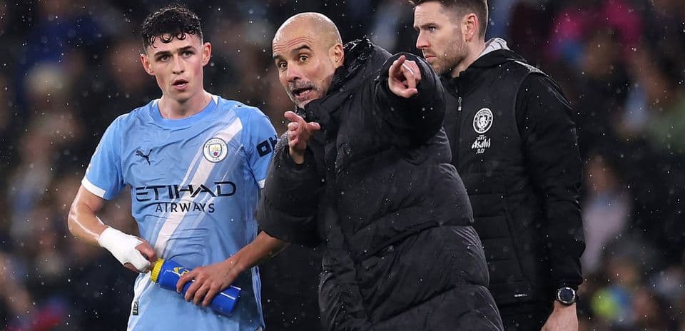 Pep Guardiola dando instrucciones a Phil Foden