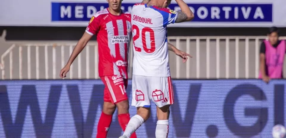 Jugadores de Unión La Calera y Universidad de Chile en acción