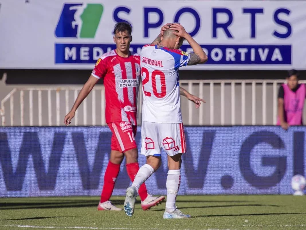Jugadores de Unión La Calera y Universidad de Chile en acción