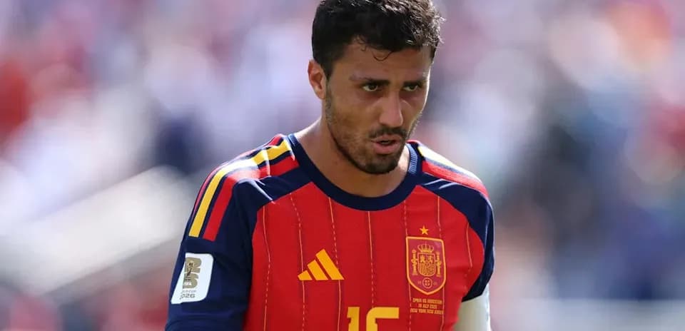 Jugador de España en partido con camiseta roja