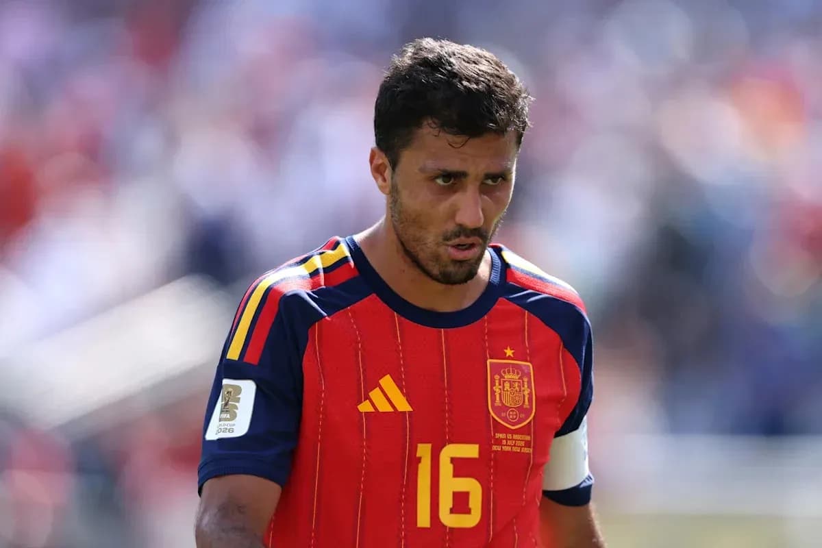 Jugador de España en partido con camiseta roja