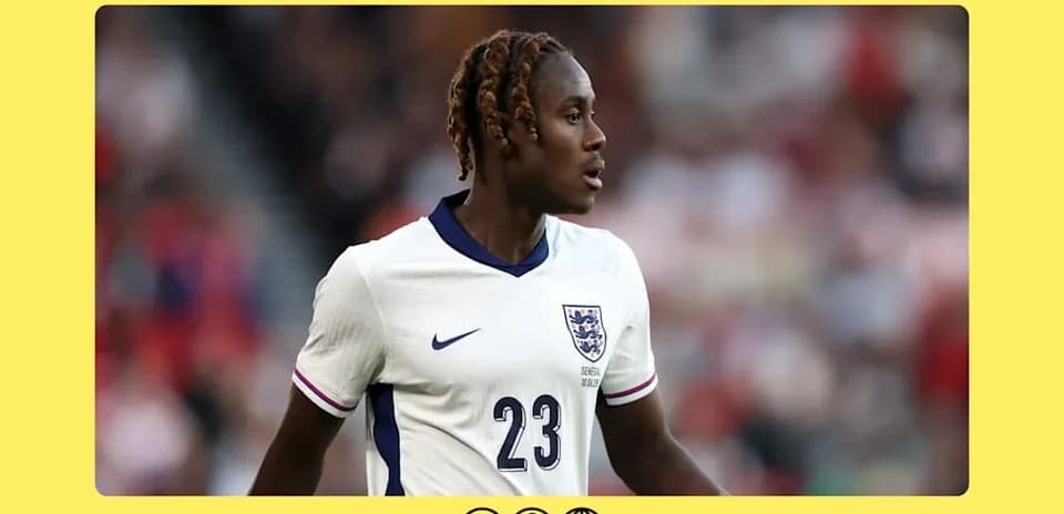 Jugador de Inglaterra con camiseta blanca en acción