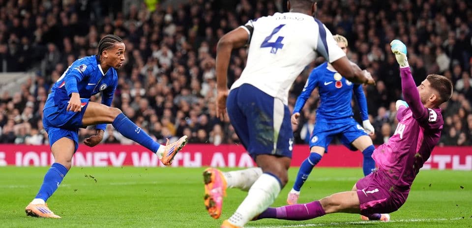 Jugador de Chelsea disparando a portería