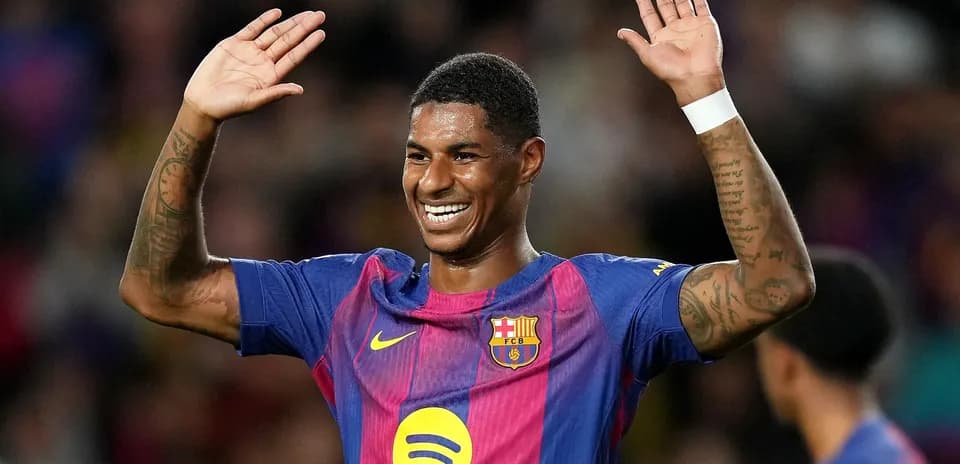 Jugador de Barcelona saludando tras anotar un gol