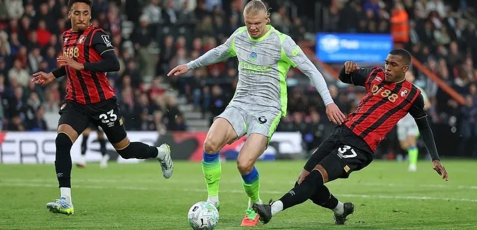 Haaland driblando entre dos jugadores de Bournemouth