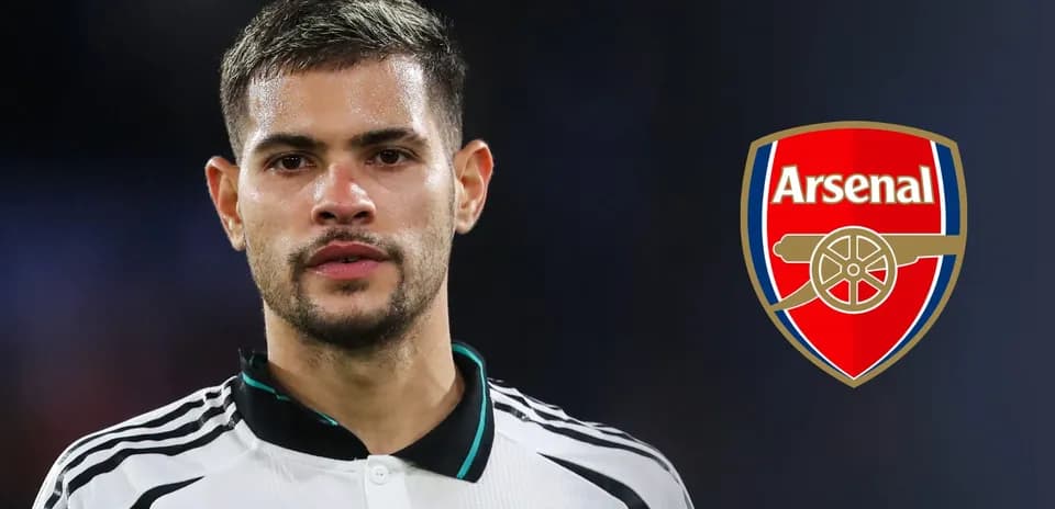 Jugador de fútbol con escudo del Arsenal de fondo