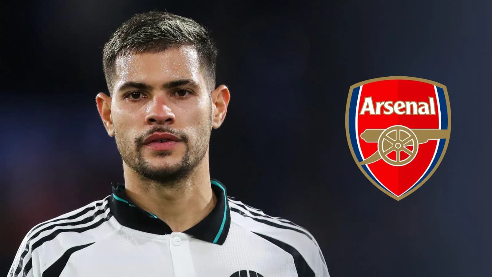 Jugador de fútbol con escudo del Arsenal de fondo