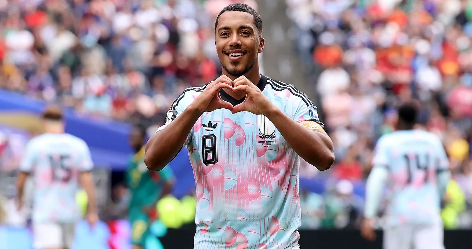 Jugador haciendo un gesto de corazón en el campo