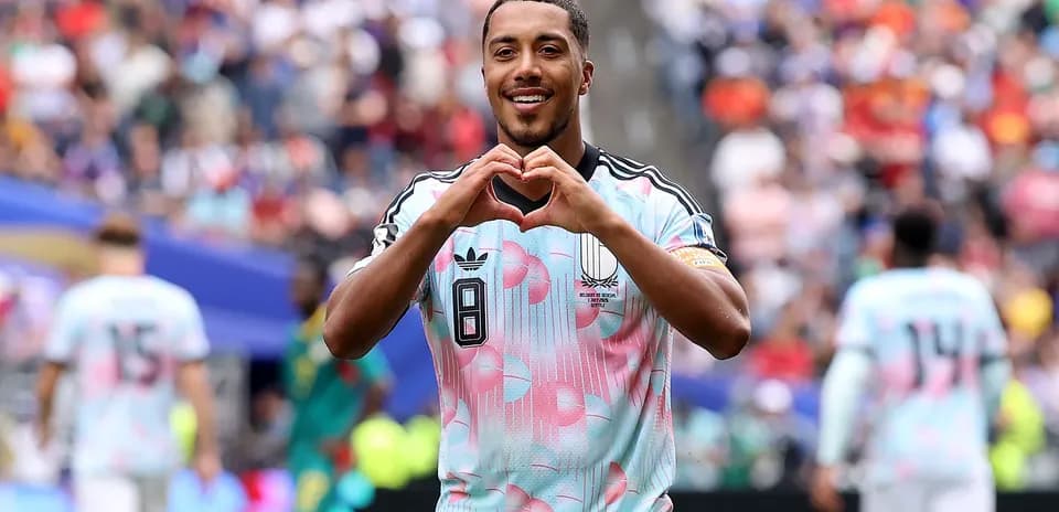 Jugador haciendo un gesto de corazón en el campo