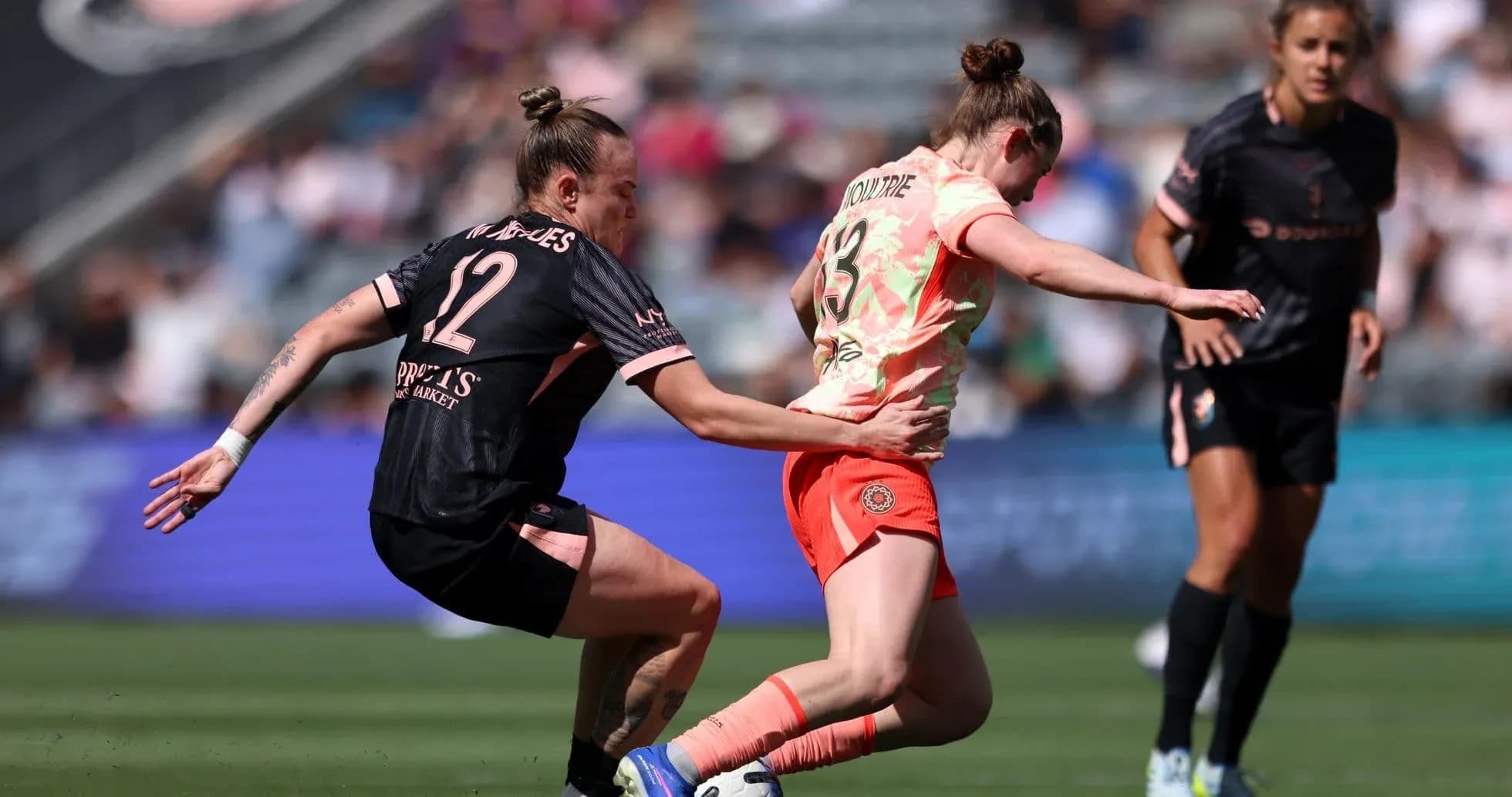 Jugadora de Portland Thorns W desafiando a oponente