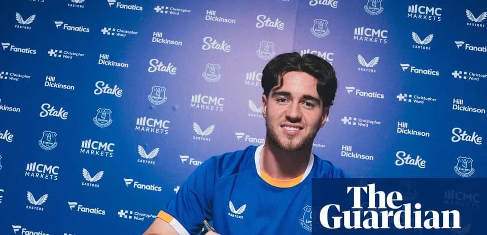 Jugador firmando contrato con Everton en evento