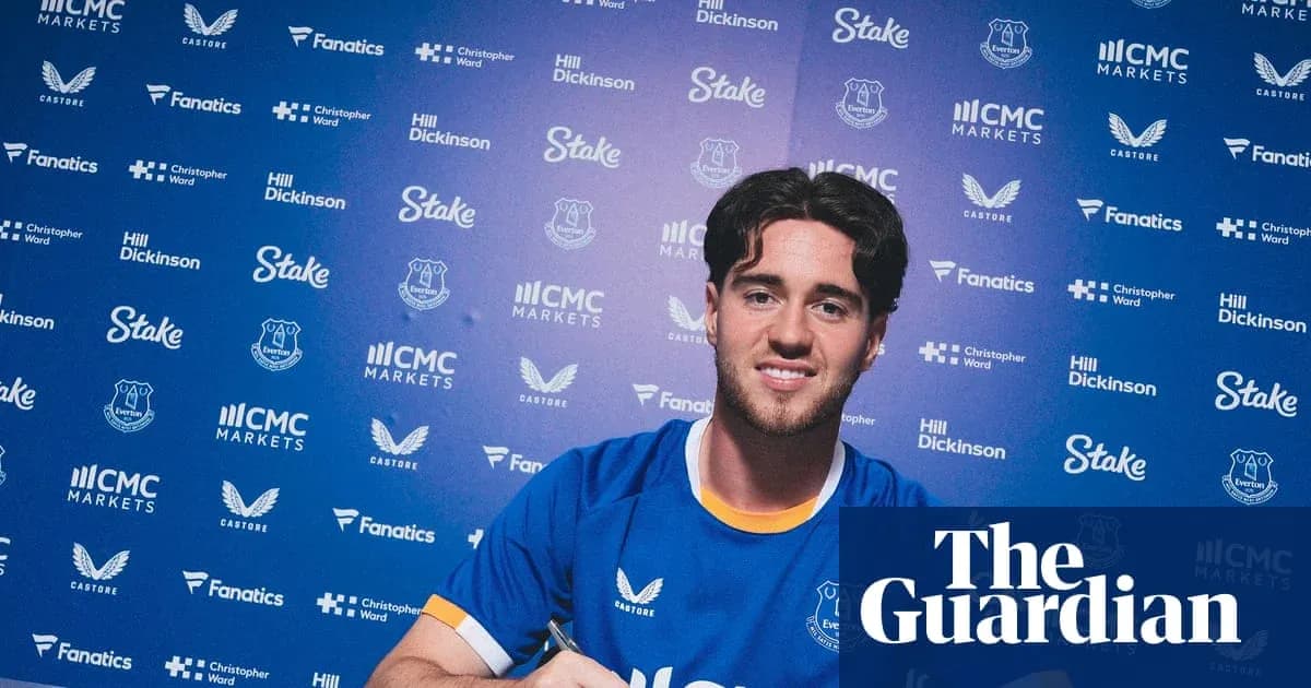 Jugador firmando contrato con Everton en evento